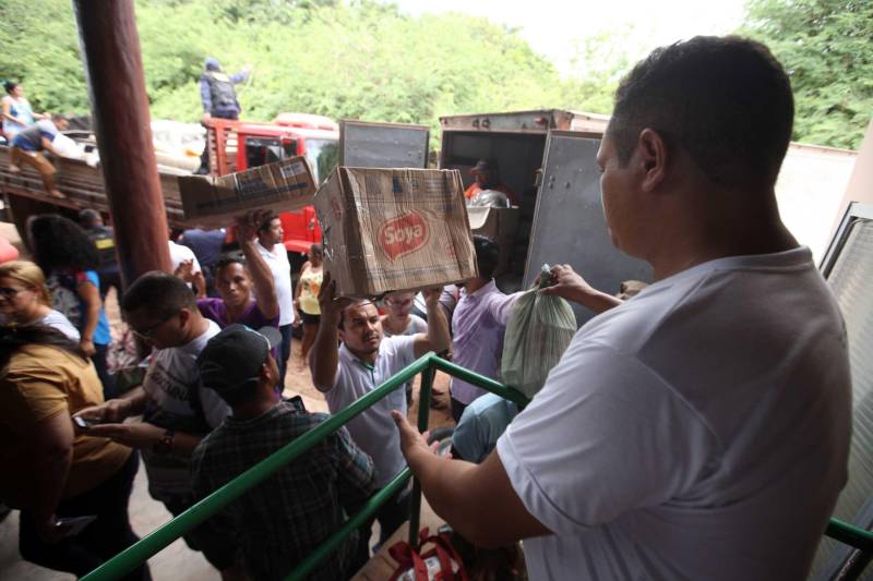 O Governador do Pará, Simão Jatene, esteve durante esta sexta-feira (13) no município de Paragominas. Além de visitar as áreas afetadas pela enxurrada que ocorreu na madrugada da quinta-feira (12), ele conversou com moradores atingidos, reuniu com autoridades municipais, secretários de estado, com o Corpo de Bombeiros e a Defesa Civil para traçar as metas e ações a serem cumpridas para restabelecer a normalidade na cidade. A forte enxurrada, que durou toda a madrugada, alagou cerca de 40% da cidade e atingiu 350 famílias. Até o momento, 13 locais foram adequados para funcionar como abrigo, entre escolas, associações, ginásios, entre outros, para receber desabrigados e desalojados. Na foto, distribuição das doações para as vítimas da enchente no município.

FOTO: SIDNEY OLIVEIRA / AG. PARÁ
DATA: 13.04.2018
PARAGOMINAS - PARÁ <div class='credito_fotos'>Foto: Sidney Oliveira/Ag. Pará   |   <a href='/midias/2018/originais/9390af88-62c7-4ac7-a2b0-1ea1868c580d.jpg' download><i class='fa-solid fa-download'></i> Download</a></div>