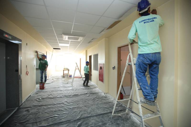 “A população de Itaituba vai contar com uma estrutura fora do comum em hospitais públicos do Brasil”. A afirmação é do engenheiro Gustavo Garoli, gerente geral da obra do Hospital Regional do Tapajós, no município de Itaituba, que está com a estrutura 95% concluída. O hospital que fica na região sudoeste do Estado deve beneficiar, além de cerca de 100 mil itaitubenses, moradores de nove municípios vizinhos.

FOTO: MÁCIO FERREIRA / AG. PARÁ
DATA: 19.12.2018
ITAITUBA - PARÁ <div class='credito_fotos'>Foto: MÁCIO FERREIRA/ AG. PARÁ   |   <a href='/midias/2018/originais/9391da91-c1b8-4625-9e1b-158f7fc0c63b.jpg' download><i class='fa-solid fa-download'></i> Download</a></div>