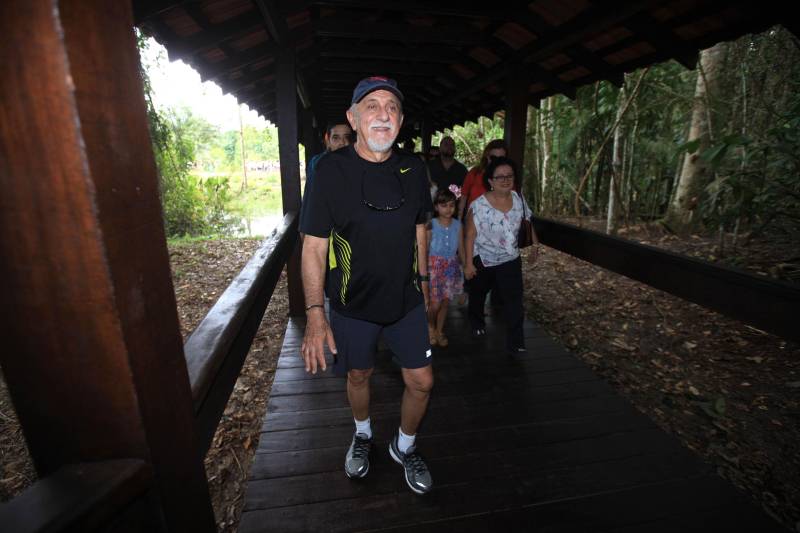 Uma reabertura feita a milhares de mãos. A fita inaugural colocada no inicio da trilha principal do Parque do Utinga foi rompida por mais de cinco mil pessoas ansiosas pelo inicio da caminhada, marcando o segundo dia da programação de reabertura do mais novo espaço paraense de lazer e interatividade com a natureza.
FOTO: MÁCIO FERREIRA / AG. PARÁ
DATA: 17.03.2018
BELÉM - PARÁ <div class='credito_fotos'>Foto: MÁCIO FERREIRA/ AG. PARÁ | <a href='/midias/2018/originais/93954e71-aa84-4e2e-a329-f6c8f9700aff.jpg' download><i class='fa-solid fa-download'></i> Download</a></div>