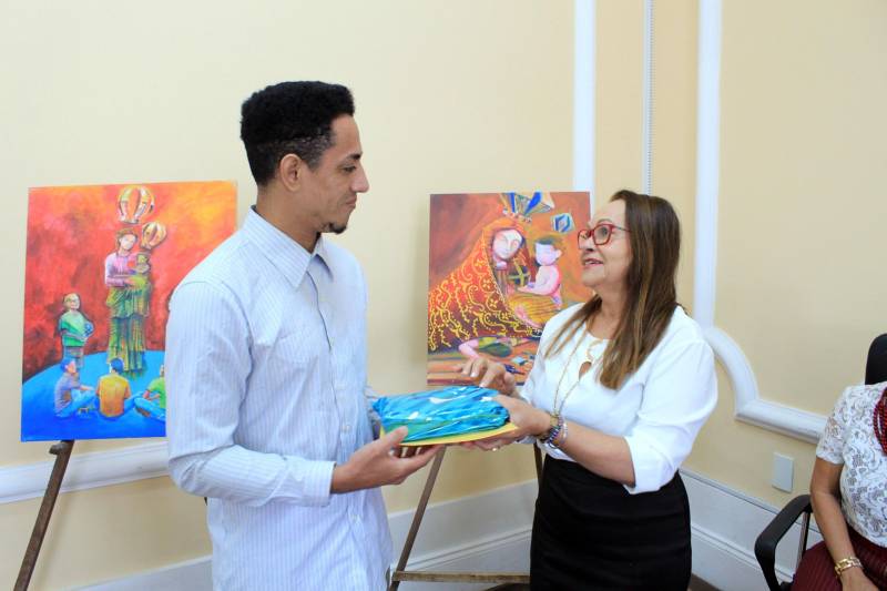 Uma cerimônia realizada na manhã desta quarta-feira (21), no auditório da Escola de Administração Penitenciária (EAP), premiou os cinco primeiros colocados do concurso de pintura do Projeto Libert’Art 2018, realizado pela Arquidiocese de Belém, por meio da Pastoral Carcerária. Essa é a 13ª edição do concurso, que conta com a parceria da Superintendência do Sistema Penitenciário do Pará (Susipe). A premiação faz parte da programação oficial do Círio 2018, que este ano teve como tema “Uma jovem chamada Maria”.
FOTO: VELOSO JÚNIOR/ASCOM SUSIPE
DATA: 21.11.2018
BELÉM - PARÁ <div class='credito_fotos'>Foto: Akira Onuma / Ascom Susipe | <a href='/midias/2018/originais/93a595d7-cf28-4925-a0ef-7e990227f532.jpg' download><i class='fa-solid fa-download'></i> Download</a></div>