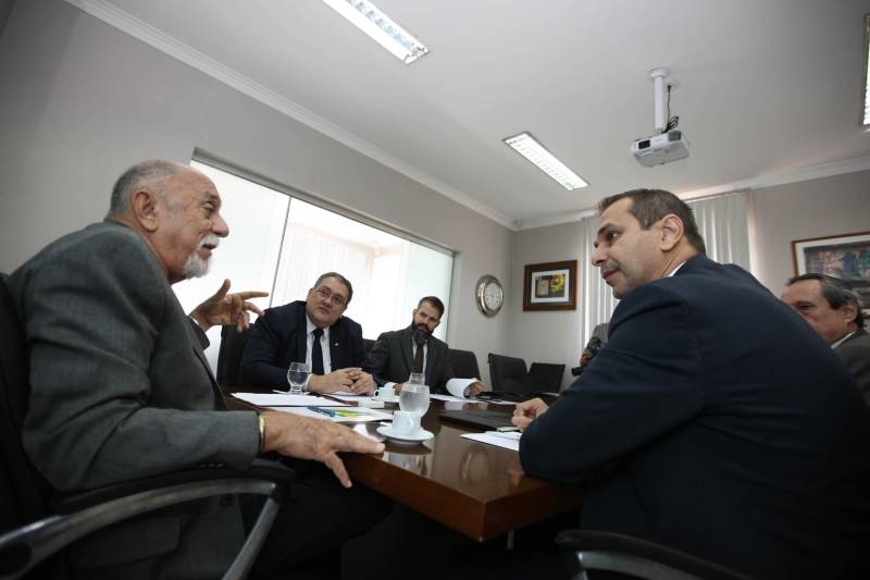 O governo do Pará e o Banco da Amazônia assinaram nesta quarta-feira, 25, um Protocolo de Intenções para união de esforços e atuação compartilhada para o desenvolvimento sustentável do Estado. A assinatura do documento aconteceu no Palácio dos Despachos, com a presença do governador Simão Jatene (e), do presidente do Banco da Amazônia, Valdecir Tose (d), do superintendente regional do banco no Pará, Luiz Lourenço Neto, e do secretário de estado de Desenvolvimento Econômico, Mineração e Energia, Eduardo Leão. O documento reforça a parceria existente entre as instituições, prevendo a realização de ações integradas, alinhadas aos Planos de Aplicação de Recursos do Fundo Constitucional de Financiamento do Norte (FNO) e de Aplicação dos Recursos Financeiros do Estado para 2018. “Queremos também mobilizar e integrar as classes produtoras e demais parceiros institucionais para aplicação dos recursos de fomento, em apoio ao desenvolvimento dos setores produtivos do Pará, em bases mais sustentáveis”, disse Valdecir Tose, presidente do Banco da Amazônia.
FOTO: ANTÔNIO SILVA / AG. PARÁ
DATA: 25.04.2018
BELÉM - PARÁ <div class='credito_fotos'>Foto: Antônio Silva/Ag. Pará | <a href='/midias/2018/originais/93ab6d44-180f-4fad-95a0-ae0cc86f2513.jpg' download><i class='fa-solid fa-download'></i> Download</a></div>