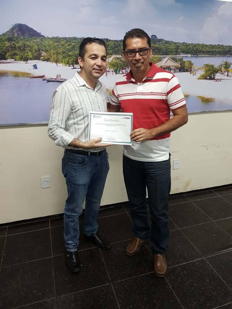 Técnicos de prefeituras de nove municípios da região oeste - Santarém, Oriximiná, Óbidos, Almeirim, Alenquer, Prainha, Mojuí dos Campos, Juruti e Terra Santa - participaram durante esta semana do módulo de capacitação sobre o Sistema de Convênios do Governo Federal (Siconv). O treinamento, que iniciou na segunda-feira (25) e foi concluído nesta sexta (29) com a entrega de certificados, no auditório do Centro Regional de Governo do Baixo Amazonas, foi ofertado pela Secretaria Extraordinária de Estado de Municípios Sustentáveis (Semsu), em parceria com a Escola de Governança Pública do Pará (EGPA), Secretaria de Estado de Administração (Sead) e a Coordenação-Geral da Rede Siconv no Pará. Na foto, o secretário regional de Governo do Baixo Amazonas, Olavo das Neves (e).
FOTO: SAMUEL ALVARENGA / ASCOM CRGBA
DATA: 29.06.2018
SANTARÉM - PARÁ <div class='credito_fotos'>Foto: SAMUEL ALVARENGA / ASCOM CRGBA | <a href='/midias/2018/originais/93ac7b10-4a11-4dc0-b369-75840b4dcff5.jpg' download><i class='fa-solid fa-download'></i> Download</a></div>