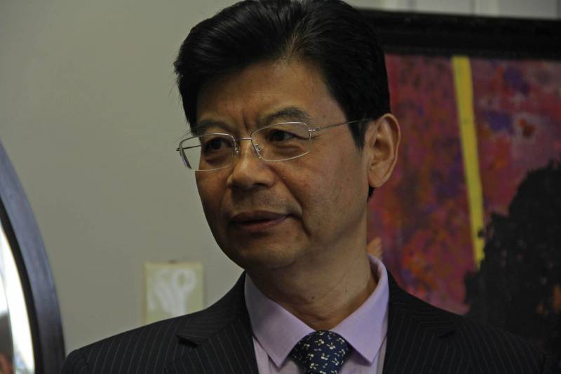 O presidente da China Brazil New Energy Environment International Investment (CBSteel), Zhang Shengsheng (foto), declarou ao governador do Pará, Simão Jatene, e ao secretário estadual de Desenvolvimento Econômico, Adnan Demachki, em reunião no Palácio do Governo, neste sábado, 24, que tem interesse em investir no Pará nas áreas de mineração, agronegócio e turismo. Shengsheng, liderou uma comitiva do Grupo CBSteel, que foi ao Palácio do Governo, em Belém, conversar com Jatene. O governador Simão Jatene disse que o Estado está disposto a negociar com a empresa, desde que a parceria resulte em vantagens socioeconômicas para a população paraense, sem deixar de ser lucrativa aos chineses. ''Queremos que nossos recursos ajudem a desenvolver o Brasil e até outros países, mas é vital que eles contribuam para melhorar a qualidade de vida do povo paraense; esse é o cerne de nossa política de desenvolvimento econômico'', informou o governador Jatene.
FOTO: RODOLFO OLIVEIRA / AG. PARÁ
DATA: 24.05.2018
BELÉM - PARÁ <div class='credito_fotos'>Foto: Rodolfo Oliveira/Ag. Pará | <a href='/midias/2018/originais/93aeac61-ade7-47a8-8075-df5e6831d8f3.jpg' download><i class='fa-solid fa-download'></i> Download</a></div>