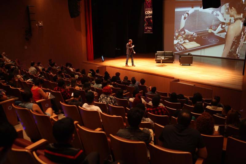 Publicom 2018. O Encontro de Comunicação ocorreu na segunda (11) e terça-feira (12), no Teatro do Sesi, em Belém, e reuniu centenas de participantes. O jornalista, historiador e escritor Pedro Doria (foto) também falou sobre o mundo digital, durante a palestra de encerramento da programação

FOTO: RODOLFO OLIVEIRA / AG. PARÁ
DATA: 12.06.2018
BELÉM - PARÁ <div class='credito_fotos'>Foto: Rodolfo Oliveira/Ag. Pará   |   <a href='/midias/2018/originais/93af6953-c103-43be-a2c0-25dad9d4a7f6.jpg' download><i class='fa-solid fa-download'></i> Download</a></div>