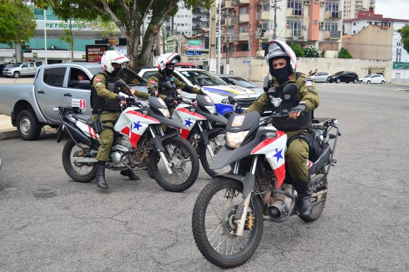 Durante a manhã de terça-feira (10), as forças de segurança público do Estado desencadearam operações em áreas específicas de Belém e Ananindeua. Antes mesmo do início das atividades de policiamento e de fiscalização, os órgãos mantiveram reuniões prévias em duas bases operacionais: ao lado do prédio do São José Liberto (foto), na capital; e no estacionamento do ginásio Almir Gabriel, o "Abacatão", em Ananindeua. No final da manhã, policiais militares do 20º, 1º e 2º Batalhões da Polícia Militar (PM) fizeram o motopatrulhamento na travessa Carlos de Carvalho com rua São Miguel, no bairro do Jurunas, na periferia de Belém, onde prenderam, em flagrante, Breno da Costa Rodrigues, de 25 anos, por conduzir uma motocicleta com a placa clonada (JVY 5331). Breno, segundo a PM, possui passagem pelo Sistema Penitenciário por posse ilegal de arma de fogo e estava sob alvará expedido recentemente. Ele e a moto foram conduzidos à Seccional da Cremação.
FOTO: ELIELSON MODESTO / ASCOM SEGUP
DATA: 10.04.2018
BELÉM - PARÁ <div class='credito_fotos'>Foto: Elielson Modesto / Ascom Segup | <a href='/midias/2018/originais/93b05785-a8b5-4627-a69d-c43d68e6598d.jpg' download><i class='fa-solid fa-download'></i> Download</a></div>