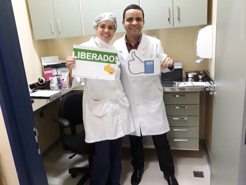 Conscientizar sobre a importância da higienização das mãos na vida pessoal e, sobretudo, no ambiente de trabalho como estratégia indispensável no controle de infecções relacionadas à assistência à saúde. É um dos principais objetivos da “Campanha de Higienização das Mãos” (foto), da Unidade de Alta Complexidade em Oncologia Dr Vítor Moutinho (Unacon), em Tucuruí, em maio. A ação de educação em saúde foi promovida pelo Serviço de Controle de Infecção Hospitalar (SCIH), por meio de blitz, em todos os setores da unidade, inclusive nas áreas de atendimento, envolvendo todos os colaboradores e usuários, em alusão ao Dia Mundial de Higienização das Mães, comemorado dia 5 deste mês.
De acordo com a Agência Nacional de Vigilância Sanitária (Anvisa), o simples ato de lavar as mãos é a medida individual mais simples, econômica e eficaz para prevenir a propagação de doenças, reduzindo a infecção e transmissão de doenças.
FOTO: ASCOM / UNACON
DATA: 20.05.2018
TUCURUÍ - PARÁ <div class='credito_fotos'>Foto: Ascom Unacon | <a href='/midias/2018/originais/93b5fb32-fa94-48ce-aad5-c9cbf72f2216.jpg' download><i class='fa-solid fa-download'></i> Download</a></div>