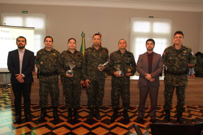 Trinta e seis policiais militares atuarão a partir do primeiro semestre de 2019, na prevenção primária ambiental dirigida a alunos do 5º e 6º anos do ensino fundamental. Os novos educadores ambientais foram certificados (foto) na manhã desta quarta-feira (5), no auditório da Casa Militar da Governadoria, em Belém. Eles participaram do primeiro Curso de Formação de Educadores Ambientais da Amazônia (CFEAM).

FOTO: CRISTINO MARTINS / AG. PARÁ
DATA: 05.12.2018
BELÉM - PARÁ <div class='credito_fotos'>Foto: Cristino Martins/Ag. Pará   |   <a href='/midias/2018/originais/93bdc309-f775-40e9-a2d5-d1f48c4648bd.jpg' download><i class='fa-solid fa-download'></i> Download</a></div>