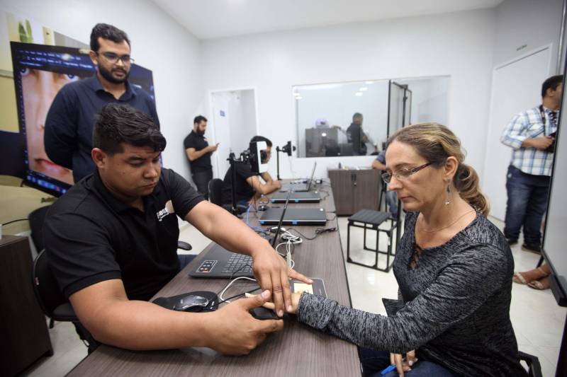 “Fiz questão de trazer minha filha para seu primeiro exercício de cidadania que é ter uma carteira de identidade, ainda mais em um local como este, que permite resolvermos várias pendências com mais conforto e praticidade”, comemorou o senhor Genival de Oliveira, 40 anos, pai da pequena Gabrielle, 8 anos. A família de seu Genival é uma das milhares que serão beneficiadas no município de Parauapebas, no sudeste paraense, com orientações e serviços de diversos órgãos estaduais em um único local: a Estação Cidadania. O espaço, localizado no Shopping Karajás, foi entregue oficialmente à população na manhã deste sábado (19). A cerimônia contou com a presença de secretários de Estado, parlamentares, entre outras autoridades locais. Esta é a segunda Estação Cidadania da região. A primeira é a de Marabá. Na foto, a professora municipal Edite Silva Pontes, 43 anos.
FOTO: THIAGO GOMES / AG. PARÁ
DATA: 19.05.2018
PARAUAPEBAS - PARÁ <div class='credito_fotos'>Foto: Thiago Gomes /Ag. Pará | <a href='/midias/2018/originais/93ca3d82-5f07-46d6-972d-84661e44e953.jpg' download><i class='fa-solid fa-download'></i> Download</a></div>