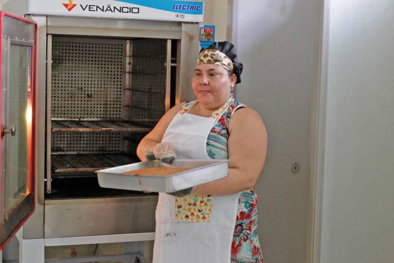 Quinze Internas custodiadas no Centro de Recuperação Feminino (CRF), localizado em Ananindeua (Região Metropolitana de Belém), participaram do curso “Preparo de Bolos Tradicionais”. Ediana Souza, 39 anos (foto), que já havia participado do curso de Panificação, se destacou no preparo de bolos. Ela disse que pretende se especializar e trabalhar como cake design (decoradora de bolos).

FOTO: AKIRA ONUMA / ASCOM SUSIPE
DATA: 29.11.2018
ANANINDEUA - PARÁ <div class='credito_fotos'>Foto: Akira Onuma / Ascom Susipe   |   <a href='/midias/2018/originais/93ca5c87-c0d6-4227-9c6c-b1e267a7b765.jpg' download><i class='fa-solid fa-download'></i> Download</a></div>