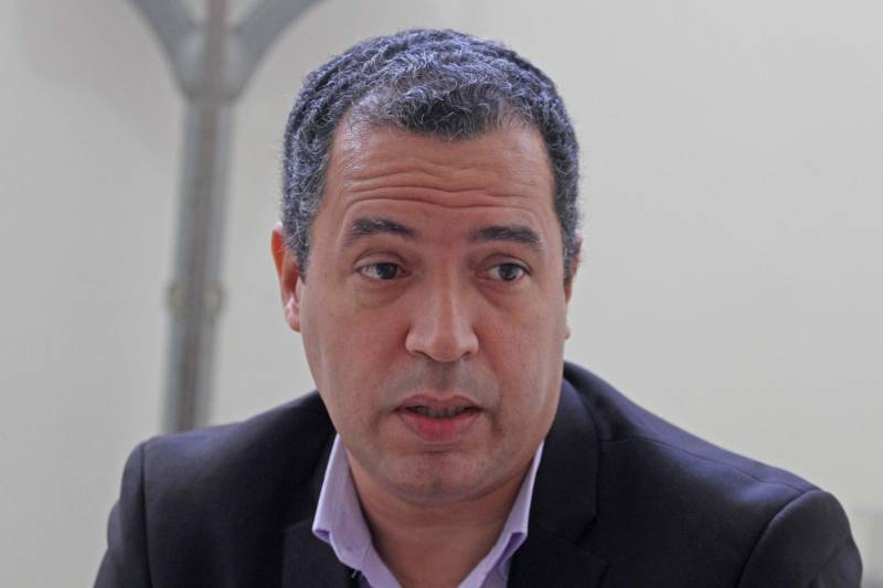 Em 2018, o Centro de Perícias Científicas (CPC) Renato Chaves celebra a segunda parceria com a Polícia Internacional. Dessa vez, o intercâmbio foi fechado com a Polícia Francesa, na manhã desta segunda-feira (23), com a abertura da Semana de Intercâmbio de Investigação Criminal: Brasil x França - O Local de Homicídio em Evidência, no auditório do CPC. Durante a semana, os peritos ampliarão seus conhecimentos sobre as técnicas, protocolos e tecnologias utilizadas na França. Policiais civis e militares também participam da qualificação. O intercâmbio está sendo organizado pela Direção Geral do CPC, por meio da Direção de Cooperação Internacional da Embaixada Francesa, sediada em Brasília. Dois agentes da Polícia do Brigade Criminelle e do Service Régionale d'Identité Judiciaire, com apoio do Ministério do Interior da França, participam da qualificação, que segue até a próxima sexta-feira (27) e será realizada na modalidade presencial, com aulas práticas e teóricas sobre as técnicas em local de crime. Na foto, o perito Eriko Nery.
FOTO: CRISTINO MARTINS / AG. PARÁ
DATA: 23.04.2018
BELÉM - PARÁ <div class='credito_fotos'>Foto: Cristino Martins/Ag. Pará | <a href='/midias/2018/originais/93cc7d1b-4f2e-4723-9b99-9cf5ab48ae2d.jpg' download><i class='fa-solid fa-download'></i> Download</a></div>
