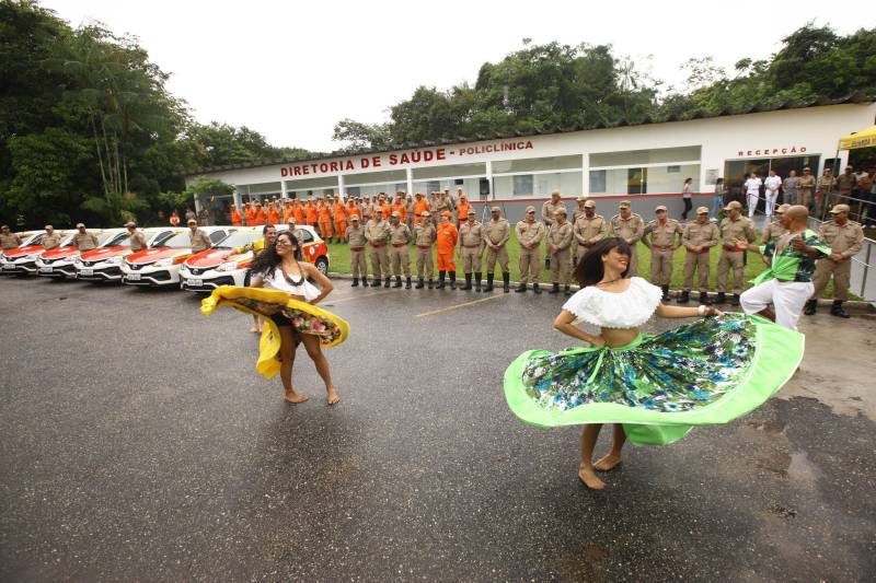 Na mesma cerimônia que entregou as viaturas para serviços de vistoria, o governador Simão Jatene fez uma visita técnica às instalações da nova Policlínica ao Corpo de Bombeiros Militar do Estado. Um prédio no Quartel do Comando Geral da corporação foi reformado e adaptado para receber a Policlínica, que oferta assistência médico-odontológico, psicológico e de primeiros socorros aos bombeiros militares e seus dependentes.
FOTO: IGOR BRANDÃO / AG. PARÁ
DATA: 15.03.2018
BELÉM - PARÁ <div class='credito_fotos'>Foto: IGOR BRANDÃO / AG. PARÁ | <a href='/midias/2018/originais/93cd6f94-392d-4468-aa87-9b24def8f299.jpg' download><i class='fa-solid fa-download'></i> Download</a></div>