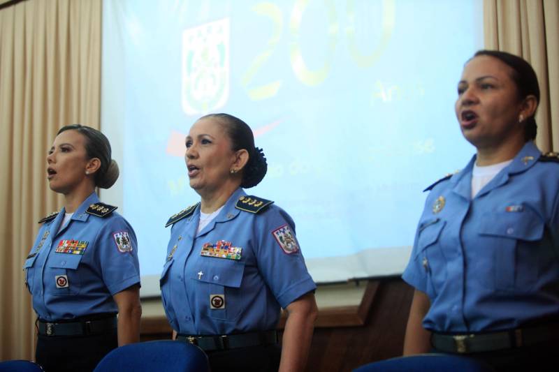 Cerca de 350 policiais femininas iniciaram, na manhã desta sexta-feira (23), no auditório da Universidade da Amazônia, o I Encontro de Mulheres Policiais. O evento faz parte das comemorações pelos 200 anos da Polícia Militar do Pará, celebrado em 2018. A proposta do encontro é proporcionar trocas de experiências profissionais e pessoais entre o efetivo feminino da Polícia Militar do Pará, levantando discussões de temas relacionados às questões do gênero. A ideia do encontro surgiu depois que a PMPA abriu um espaço no site da corporação, para que os internautas enviassem sugestões de eventos que pudessem marcar os 200 anos da instituição no Estado.
FOTO: THIAGO GOMES / AG. PARÁ
DATA: 23.03.2018
BELÉM - PARÁ <div class='credito_fotos'>Foto: Thiago Gomes /Ag. Pará | <a href='/midias/2018/originais/93d33524-1efc-44c0-b2e6-31ce298f5374.jpg' download><i class='fa-solid fa-download'></i> Download</a></div>