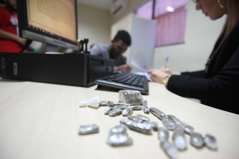 Quando o assunto envolve homens e mulheres, ainda é comum ouvir que a igualdade entre os gêneros esbarra no limite da força física. Fernanda Maués, de 31 anos, vem desmistificar essa máxima e mostrar que isso pode ser um grande mito. Delegada da Divisão Estadual de Narcóticos (Denarc) há dois anos, ela foi a primeira mulher a integrar o grupamento tático da Polícia Civil, o Grupo de Pronto-Emprego (GPE), conhecido por testes físicos de alto nível de dificuldade, que envolvem instruções de patrulhamento e defesa pessoal, rapel, entrada em ambiente confinado, tiro tático, manutenção de armamento, entre outras. Logo no primeiro dia de curso, um grande desafio: se desapegar de um símbolo da vaidade feminina, o cabelo. Em posição de formação, com a mochila nas costas, Fernanda e os outros 14 homens, dois delegados como ela e 12 investigadores, recebiam instrução sobre como seriam aquelas seis semanas. Foi quando ela teve que fazer uma escolha.

FOTO: MARCELO LELIS / AG. PARÁ
DATA: 29.05.2018
BELÉM - PARÁ <div class='credito_fotos'>Foto: Marcelo Lelis / Ag. Pará   |   <a href='/midias/2018/originais/93d6018e-6e9e-4ca1-b2c0-caff52e721cc.jpg' download><i class='fa-solid fa-download'></i> Download</a></div>