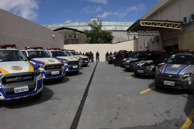 Sempre que algum caso ligado à segurança envolvendo crianças ou adolescentes acontecia em Ananindeua, Marituba ou municípios vizinhos, os agentes eram obrigados a se deslocar ate Belém. Os municípios da Região Metropolitana não dispunham de uma unidade da Data, Divisão de Atendimento ao Adolescente. E nesta quarta-feira, 30, esse problema acabou. O Governo do Pará inaugurou as novas instalações da 2ª Data do Pará, na Rodovia Mario Covas, em Ananindeua. Vinculada à Diretoria de Atendimento a Grupos Vulneráveis, a unidade terá circunscrição em Ananindeua, Marituba, Benevides e Santa Bárbara do Pará. 

FOTO: CRISTINO MARTINS / AG. PARÁ
DATA: 30.05.2018
 <div class='credito_fotos'>Foto: Cristino Martins/Ag. Pará   |   <a href='/midias/2018/originais/93d6cc00-1e2b-4399-bdc7-3b45f30a2aea.jpg' download><i class='fa-solid fa-download'></i> Download</a></div>