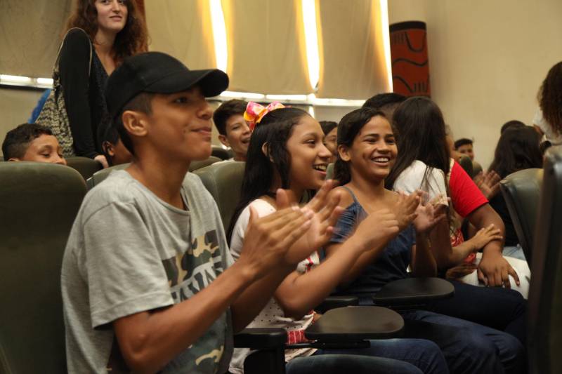 A culminância do Projeto Direitos Humanos em Cena e do Programa Trabalho Justiça e Cidadania (TJC), desenvolvidos com alunos da rede pública de ensino de Belém, ocorreu na manhã desta terça-feira (20). As ações são realizadas pelo Governo do Pará, por meio da Secretaria de Estado de Justiça e Diretos Humanos (Sejudh)/Coordenadoria de Enfrentamento ao Tráfico de Pessoas e ao Trabalho Escravo, em parceria com o Tribunal de Justiça do Pará e Associação dos Magistrados da Justiça do Trabalho (Amatra 8).
FOTO: WAGNER ALMEIDA / ASCOM SEJUDH
DATA: 20.11.2018
BELÉM - PARÁ
<div class='credito_fotos'>Foto: Wagner Almeida/ Ascom Sejudh | <a href='/midias/2018/originais/93db4567-8226-4fea-8837-1aa0c038daf6.jpg' download><i class='fa-solid fa-download'></i> Download</a></div>