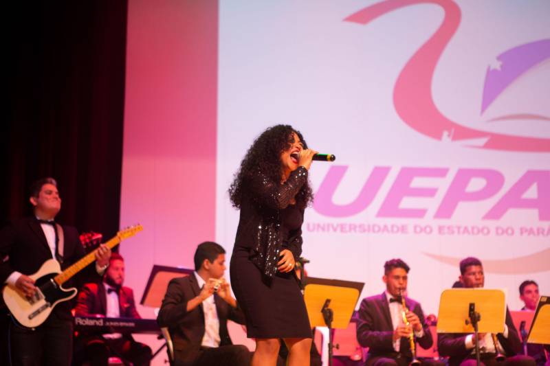 Na noite de terça-feira, dia 29 de maio, foi realizada no teatro do SESI a cerimônia de comemoração do Jubileu de Prata, celebrando os 25 anos de criação da Universidade do Estado do Pará, Uepa. O evento contou com a participação de alunos, professores e servidores da instituição, além de representantes de autoridades e os antigos reitores da universidade.
FOTO: MARCELLO SARMENTO / ASCOM UEPA
DATA: 29.05.18
BELÉM - PARÁ
<div class='credito_fotos'>Foto: MARCELLO SARMENTO / ASCOM UEPA | <a href='/midias/2018/originais/93de2faf-cd99-4a5d-9777-91dd8ed8bad2.jpg' download><i class='fa-solid fa-download'></i> Download</a></div>