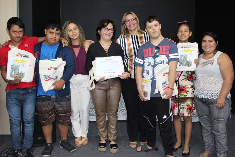 O Núcleo de Articulação e Cidadania (NAC) do Governo do Pará, por meio do Plano Existir e em parceria com a Fundação Cultural do Pará (FCP) e a Imprensa Oficial do Estado; lançou na manhã dessa quarta-feira (19), o Caderno Expresso (foto). O evento foi realizado em um dos auditórios da Biblioteca Pública Arthur Viana, em Belém. O Caderno Expresso é constituído por produções de artistas, iniciantes ou não, de pessoas com deficiência. São poesias, desenhos, pinturas, multimídia, histórias de vida e quadrinhos. A diretora geral do NAC, Daniele Khayat, deu início a cerimônia, que também contou com representantes dos órgãos que fazem parte do Comitê Gestor do Plano Existir. “Nós conseguimos avançar. Saímos dos limites e alcançamos diversas regiões do estado. É importante que a sociedade civil organizada dê prosseguimento a esse trabalho, peça, fale e tenha voz. As feiras, os projetos, o apoio ao esporte, e tudo que o Plano Existir realizou deve ser levado em frente, o trabalho em prol da pessoa com deficiência não pode parar”, concluiu a diretora.

FOTO: RUAN MOARES / ASCOM NAC
DATA: 19.12.2018
BELÉM - PARÁ <div class='credito_fotos'>Foto: RUAN MORAES / ASCOM NAC   |   <a href='/midias/2018/originais/93e6824e-70ab-4d5a-8a36-a7b679c04abe.jpg' download><i class='fa-solid fa-download'></i> Download</a></div>