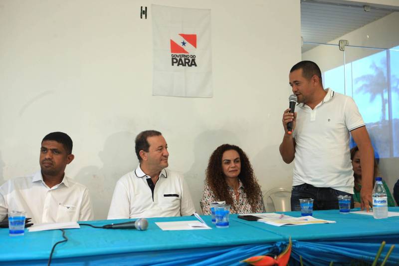 A agenda começou no município de Curuçá, com a assinatura da Ordem de Serviço de pavimentação de 6 km de vias urbanas através do Programa Asfalto na Cidade, um investimento de mais de R$2 milhões que vão beneficiar moradores como os do Bairro Alto. Na cerimônia, que aconteceu na sede da Prefeitura de Curuçá, o prefeito Jefferson Ferreira de Miranda, conhecido como “Tarrafa” (foto), destacou as obras do Governo em seu município.

FOTO: RODOLFO OLIVEIRA / AG. PARÁ
DATA: 14.06.2018
CURUÇÁ - PARÁ <div class='credito_fotos'>Foto: Rodolfo Oliveira/Ag. Pará   |   <a href='/midias/2018/originais/93e696d2-bb5b-4370-9dc2-c3f8b9273c85.jpg' download><i class='fa-solid fa-download'></i> Download</a></div>