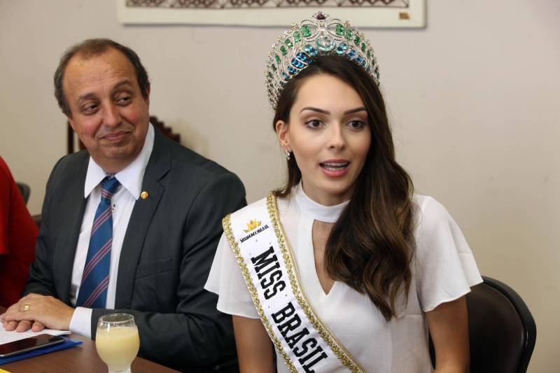 Há seis anos, o combate à hanseníase é a causa escolhida pela organização do Concurso Miss Mundo para ser trabalhada pelas eleitas no certame de beleza. A atual dona da coroa, a indiana Manushi Chhillar, e a atual Miss Brasil Mundo, Gabrielle Vilela (foto), foram recebidas na manhã desta sexta-feira (20), em agenda institucional, pelo governador Simão Jatene e o secretário de Estado de Saúde Pública, Vitor Mateus. A comitiva está em Belém para a promoção de ações sociais de combate à doença. O encontro ocorreu no Palácio do Governo, na capital paraense. A programação do “Beleza com Propósito” no Brasil integra encontros com governantes e autoridades de outros Estados da Federação. Durante a semana, a comitiva foi recebida em São Paulo, no Palácio dos Bandeirantes, onde deu início à campanha do agasalho. Também foi a Brasília apoiar a Associação de Pais e Amigos dos Excepcionais do Distrito Federal (Apae-DF), sendo recebida pelo governador do Distrito Federal, Rodrigo Rollemberg.
FOTO: SIDNEY OLIVEIRA / AG. PARÁ
DATA: 20.04.2018
BELÉM - PARÁ <div class='credito_fotos'>Foto: Sidney Oliveira/Ag. Pará | <a href='/midias/2018/originais/93e8496c-cb9e-42cc-a296-10fca39cd3d0.jpg' download><i class='fa-solid fa-download'></i> Download</a></div>