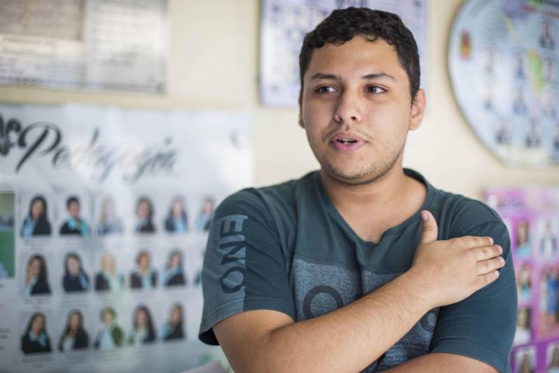 Contato com a natureza é algo que o ser humano normalmente deseja. Nesse quesito, os alunos e professores do Centro de Ciências Sociais e Educação (CCSE) da Universidade do Estado do Pará (Uepa) foram premiados: um casal de gaviões-carijós fez morada na castanheira situada no terreno ao lado do Centro. Outro aluno de Física, Diego Nonato (foto), reforça a posição do colega. “Não me sinto ameaçado com a presença destas aves aqui.
FOTO: NAILANA THIELY / ASCOM UEPA
DATA: 05.03.2018
BELÉM - PARÁ <div class='credito_fotos'>Foto: Nailana Thiely / Ascom Uepa | <a href='/midias/2018/originais/93ea2025-592f-482d-8936-336867219ab3.jpg' download><i class='fa-solid fa-download'></i> Download</a></div>