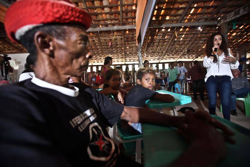 Dona Maria da Conceição Prudente Freitas, 38 anos, e representantes de mais 24 famílias da comunidade quilombola Ilha Grande de Cupijó, em Cametá, no Baixo Tocantins, viram o sonho de seus antepassados finalmente se tornar realidade. Nesta quinta-feira (26), eles foram beneficiados com título coletivo de propriedade expedido pelo Instituto de Terras do Pará (Iterpa). A entrega foi conduzida pela secretária de Municípios Sustentáveis, Izabela Jatene, e contou com a participação de representantes de pastas estaduais, comunidades e autoridades municipais. "Esse documento representa para nós uma grande vitória. É muito bom vermos, depois de anos de luta, a nossa terra ser reconhecida. Agora teremos mais segurança na nossa produção e mais facilidade no acesso a benefícios", afirmou Maria Conceição, 38 anos, que é filha de quilombolas e mora há 28 anos na localidade.
FOTO: THIAGO GOMES / AG. PARÁ
DATA: 26.10.2017
CAMETÁ - PARÁ <div class='credito_fotos'>Foto: Thiago Gomes /Ag. Pará | <a href='/midias/2018/originais/93f43a96-f07b-4df9-a5da-5c009e03a7ce.jpg' download><i class='fa-solid fa-download'></i> Download</a></div>