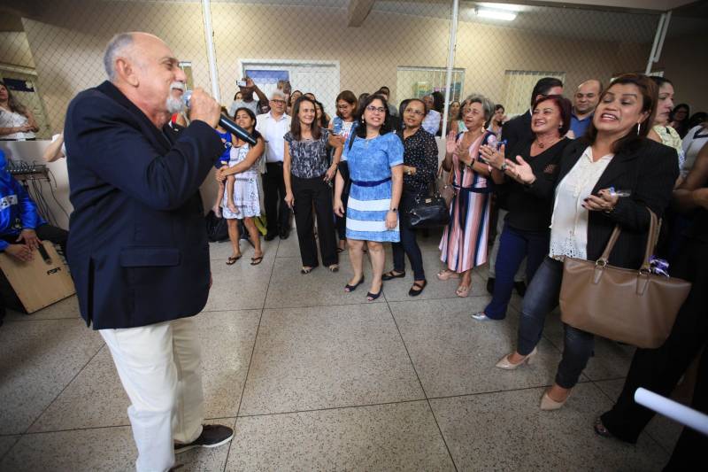 "Hoje vim para uma agenda de inauguração, mas vivi uma experiência de amor, que emana em cada ação dos alunos, professores, direção e de cada um que faz parte desta escola que se torna tão especial porque tem alma". A declaração foi feita pelo governador Simão Jatene (foto), nesta terça, 27, durante a inauguração da obra de reforma e ampliação da Escola Álvares de Azevedo, localizada no Bairro de Batista Campos, em Belém. O governador transformou a inauguração em uma grande confraternização. Passou a tarde na Escola e fez questão de cantar e dançar com os alunos, que expressaram muita gratidão pela obra. Atendendo atualmente 436 alunos, a “Álvares de Azevedo” é uma Unidade Especializada dedicada à educação de estudantes com deficiência visual, e que trabalha nos eixos da educação e da habilitação.
FOTO: MÁCIO FERREIRA / AG. PARÁ
DATA: 27.03.2018
BELÉM - PARÁ <div class='credito_fotos'>Foto: MÁCIO FERREIRA/ AG. PARÁ | <a href='/midias/2018/originais/93ff40ba-596c-46c2-8eba-d61396df1bbc.jpg' download><i class='fa-solid fa-download'></i> Download</a></div>