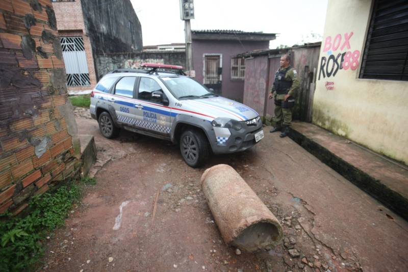 Os policias do 10° Batalhão de Policiamento da Capital realizaram, na tarde e início da noite desta terça-feira (15), duas operações no combate ao crime nos bairros do Icuí Guajárá e Rodovia dos 40 Horas, em Ananindeua, na Região Metropolitana de Belém. As Operações Bloqueio e Saturação têm em comum o fato de combater a criminalidade e prevenir os crimes nos bairros de Ananindeua. A “Operação Saturação” foi realizada no inicio da tarde e intensificou o policiamento nos bairros Curuçambá, Paar, 40 Horas, Aurá e adjacências, com o apoio do Batalhão de Polícia Tática e Batalhão de Choque. Já a operação Bloqueio é realizada em conjunto com, Detran, Semutran, Guarda Municipal de Ananindeua e Batalhão de Polícia Rodoviária que consiste em blitzes a fim de deter veículos irregulares.

FOTO: MARCELO LELIS / AG. PARÁ
DATA: 15.05.2018
BELÉM - PARÁ <div class='credito_fotos'>Foto: Marcelo Lelis / Ag. Pará   |   <a href='/midias/2018/originais/9402e4a0-5bdd-4d78-8164-38d62a8dad51.jpg' download><i class='fa-solid fa-download'></i> Download</a></div>