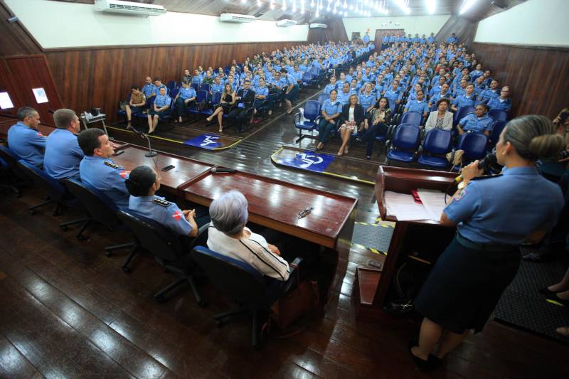 Cerca de 350 policiais femininas iniciaram, na manhã desta sexta-feira (23), no auditório da Universidade da Amazônia, o I Encontro de Mulheres Policiais. O evento faz parte das comemorações pelos 200 anos da Polícia Militar do Pará, celebrado em 2018. A proposta do encontro é proporcionar trocas de experiências profissionais e pessoais entre o efetivo feminino da Polícia Militar do Pará, levantando discussões de temas relacionados às questões do gênero. A ideia do encontro surgiu depois que a PMPA abriu um espaço no site da corporação, para que os internautas enviassem sugestões de eventos que pudessem marcar os 200 anos da instituição no Estado.
FOTO: THIAGO GOMES / AG. PARÁ
DATA: 23.03.2018
BELÉM - PARÁ <div class='credito_fotos'>Foto: Thiago Gomes /Ag. Pará | <a href='/midias/2018/originais/9409b0cb-5f64-474e-a087-7d500a03b74d.jpg' download><i class='fa-solid fa-download'></i> Download</a></div>