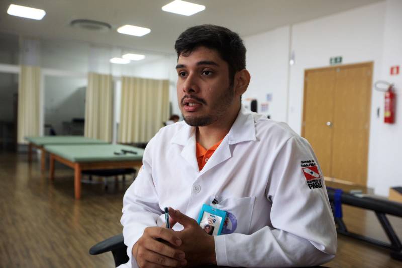 O maior desejo de Saulo Melo, 32 anos, é viver e poder desfrutar das novas oportunidades que tem hoje, depois de passar por uma cirurgia até então inédita no Pará, a hemicorporectomia. O procedimento, realizado no dia 2 de maio deste ano no Hospital Ophir Loyola, em Belém, removeu 40% do corpo do paciente - toda a porção inferior (pelve e membros inferiores). Duas vezes na semana, ele é acompanhado por Mayara, preparadora física; Gabriel (foto), fisioterapeuta, e Adriana, terapeuta ocupacional.

FOTO: SIDNEY OLIVEIRA / AG. PARÁ
DATA: 03.12.2018
BELÉM - PARÁ <div class='credito_fotos'>Foto: Sidney Oliveira/Ag. Pará   |   <a href='/midias/2018/originais/940ecf8f-8be1-4075-95a2-82969df2f1d2.jpg' download><i class='fa-solid fa-download'></i> Download</a></div>
