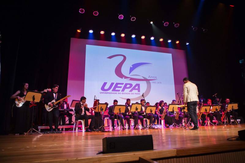 Cerimônia de comemoração dos 25 anos da Uepa (Jubilei de prata) e entrega de título de doutor Honoris Causa ao médico, folclorista e ambientalista Camillo Vianna. O evento foi realizado na noite desta terça-feira, 29, no auditório do Sesi, em Belém.
FOTO: NAILANA THIELY / ASCOM UEPA
DATA: 29.05.18
BELÉM - PARÁ <div class='credito_fotos'>Foto: Nailana Thiely / Ascom Uepa | <a href='/midias/2018/originais/9410374e-5613-4832-a301-f0aac286f476.jpg' download><i class='fa-solid fa-download'></i> Download</a></div>