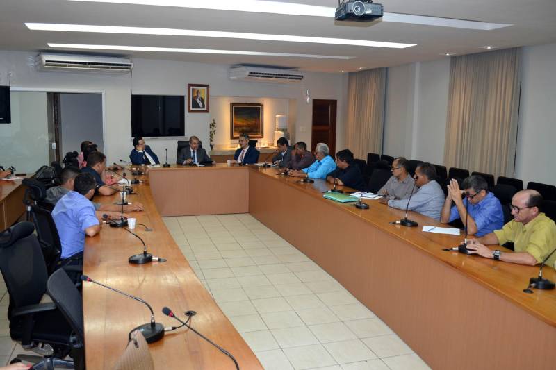 Prefeito e vereadores do município de Porto de Moz, acompanhados de deputados estaduais, se reuniram na tarde desta terça-feira (24) com o secretário Luiz Fernandes, na sede da Secretaria de Estado de Segurança Pública e Defesa Social (Segup), em Belém. A pauta apresentada inclui medidas – algumas já implementadas pelo governo - para fortalecer a segurança no município.
FOTO: ASCOM SEGUP
DATA: 24.04.2018
BELÉM - PARÁ <div class='credito_fotos'>Foto: Ascom Segup | <a href='/midias/2018/originais/9412c9d2-d11c-4a62-ac98-2ec9bf080d46.jpg' download><i class='fa-solid fa-download'></i> Download</a></div>