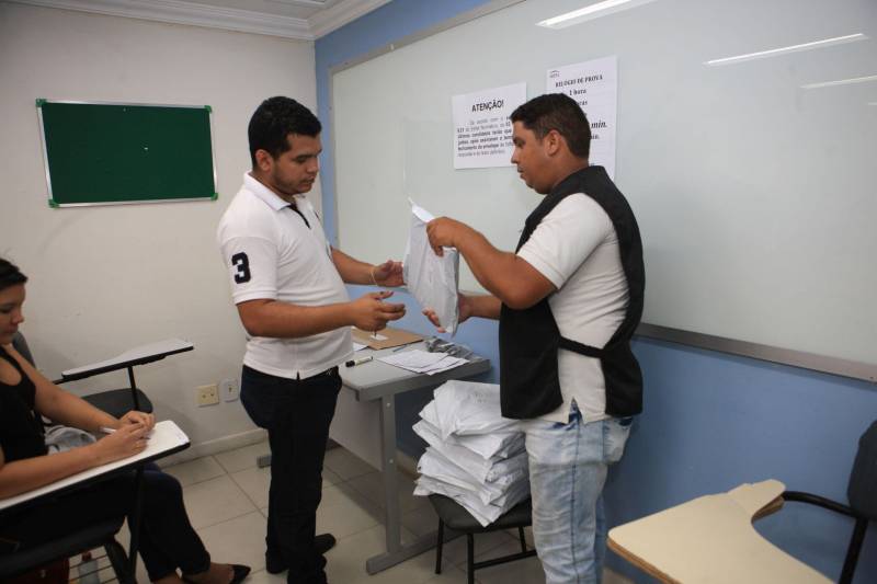 As provas objetivas e subjetivas do concurso da Agência de Regulação e Controle de Serviços Públicos do Estado do Pará (Arcon, na foto) ocorreram na manhã desta domingo, 8. No total, 6.436 candidatos se inscreveram para disputar as 34 vagas do concurso público C-175, destinado ao provimento de cargos de níveis médio e superior. O certame será executado pelo Instituto Americano de Desenvolvimento (Iades).
FOTO: CARLOS SODRÉ / AG. PARÁ
DATA: 08.07.2018
BELÉM - PARÁ <div class='credito_fotos'>Foto: Carlos Sodré/Agência Pará | <a href='/midias/2018/originais/941999b6-c242-452d-979d-b168a3f34089.jpg' download><i class='fa-solid fa-download'></i> Download</a></div>