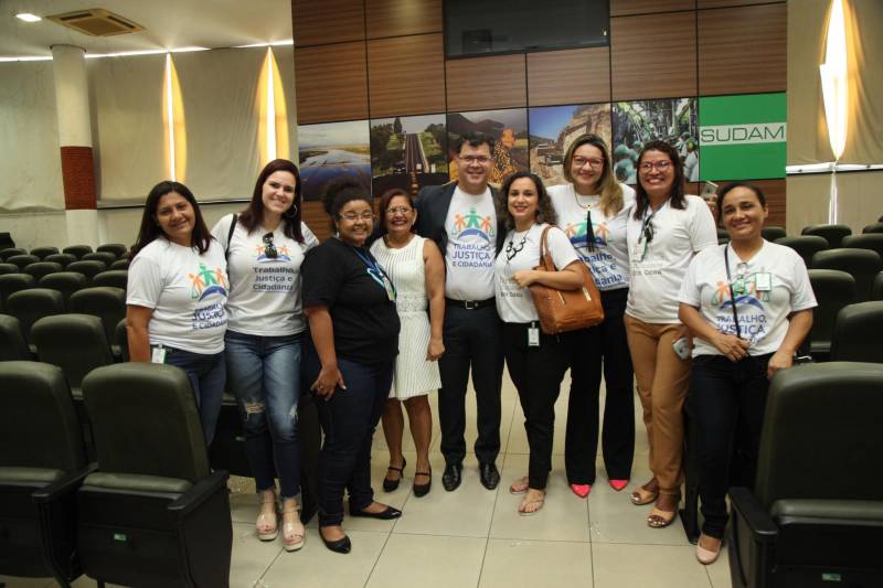 A culminância do Projeto Direitos Humanos em Cena e do Programa Trabalho Justiça e Cidadania (TJC), desenvolvidos com alunos da rede pública de ensino de Belém, ocorreu na manhã desta terça-feira (20). As ações são realizadas pelo Governo do Pará, por meio da Secretaria de Estado de Justiça e Diretos Humanos (Sejudh)/Coordenadoria de Enfrentamento ao Tráfico de Pessoas e ao Trabalho Escravo, em parceria com o Tribunal de Justiça do Pará e Associação dos Magistrados da Justiça do Trabalho (Amatra 8).
FOTO: WAGNER ALMEIDA / ASCOM SEJUDH
DATA: 20.11.2018
BELÉM - PARÁ
<div class='credito_fotos'>Foto: Wagner Almeida/ Ascom Sejudh | <a href='/midias/2018/originais/941dceeb-2d02-4010-87e0-03c3b102791e.jpg' download><i class='fa-solid fa-download'></i> Download</a></div>