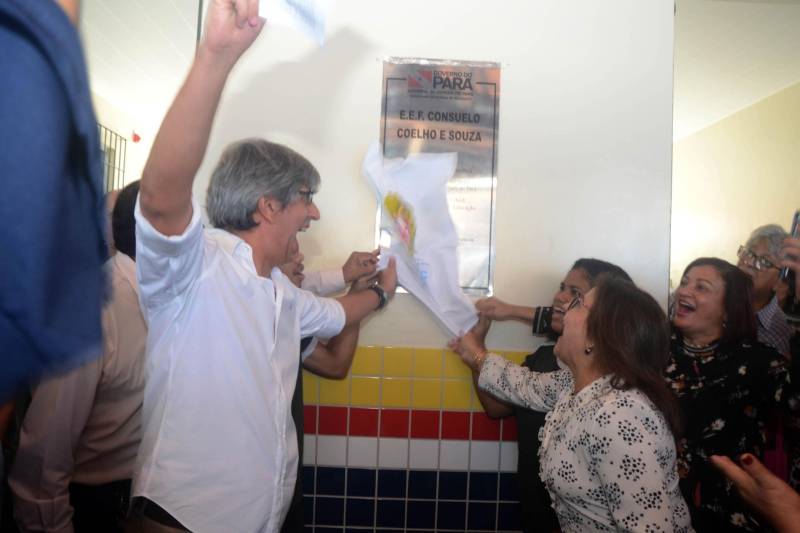 O Governo do Estado entregou, nesta quarta-feira (13), a obra da Escola Estadual de Ensino Fundamental e Médio Professora Consuelo Coelho de Souza (foto), localizada em Ananindeua.  A entrega à comunidade  foi presidida pela Secretária de Estado  de Educação, Ana Claudia Serruya Hage, que representou o Governador Simão Jatene. O evento reuniu os secretários adjuntos da Seduc, educadores, estudantes e  pessoas da comunidade 40 Horas. A escola foi integralmente reformada, ganhou três novas salas de aula e outros ambientes necessários ao funcionamento da administração e de atividades pedagógicas. Estão matriculados 785  alunos, sendo 230 alunos do Ensino Fundamental Maior e 555 do Ensino Médio. As aulas serão ministradas nos três turnos; duas turmas vão atender alunos  do Projeto Mundiar. A obra faz parte do Programa de Melhoria da Qualidade e Expansão da Educação Básica; foram investidos R$ 2,339 milhões de reais, oriundos do financiamento obtido pelo Governo do Estado junto ao Banco Interamericano de Desenvolvimento (BID).

FOTO: ELISEU DIAS / ASCOM SEDUC
DATA: 13.06.2018
BELÉM - PARÁ <div class='credito_fotos'>Foto: Eliseu Dias / Ascom Seduc   |   <a href='/midias/2018/originais/9425bea1-383e-4929-8edc-742dd9f14bc4.jpg' download><i class='fa-solid fa-download'></i> Download</a></div>