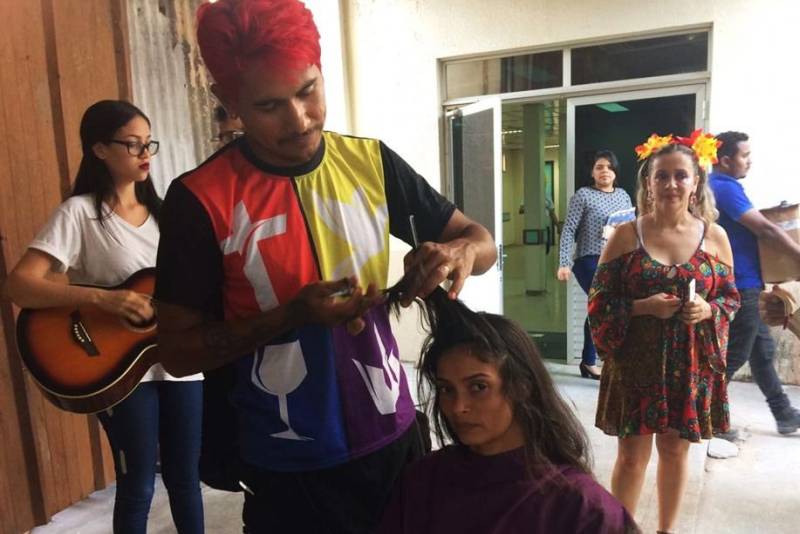 O trabalho voluntário muda a atmosfera hospitalar. O ambiente de dor e apreensão se transforma, e o hospital ganha cores, risos e esperanças. No Hospital Regional do Sudeste do Pará – Dr. Geraldo Veloso (HRSP), localizado em Marabá, vários grupos de voluntariado contribuem com atividades lúdicas para o êxito do tratamento oferecido pelos profissionais da unidade de saúde. Em fevereiro, os grupos “Pipoca e Maionese”, “Amor em Ação”, “Filhos da Caridade” e “Médicos da Alegria” proporcionaram a cada semana alegria e diversão a pacientes de todas as alas do hospital, incluindo a Unidade de Terapia Intensiva (UTI). Para o ajudante de pedreiro José Lira, 25 anos, a presença dos voluntários do grupo “Pipoca e Maionese” foi fundamental na recuperação de seu filho, de 06 anos, internado na UTI Pediátrica. “Antes de começar a brincadeira, meu filho estava chorando, triste, chamando pela mãe. Mas depois ele ficou alegre, pediu até para tomar banho. Eles se divertem. A gente vê que quando começa a brincadeira, eles já ficam alegres, sorrindo”, contou José Lira.
FOTO: ASCOM / HRSP
DATA:27.02.2018
MARABÁ - PARÁ <div class='credito_fotos'>Foto: ASCOM HRSP | <a href='/midias/2018/originais/9429e0ec-4f86-4b8a-b153-fa214781b10b.jpg' download><i class='fa-solid fa-download'></i> Download</a></div>