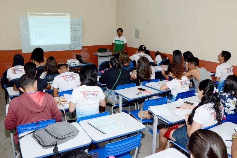 A Secretaria de Estado de Educação (Seduc) ampliou a descentralização da gestão escolar com a criação de duas novas Unidades Regionais de Educação (UREs), sediadas nos municípios de Parauapebas e Xinguara, na região sudeste do Estado. A criação das novas UREs foi oficializada por meio de portaria da Seduc publicada no Diário Oficial da última segunda-feira, 15. O objetivo do  desmembramento é melhorar a qualidade da gestão da Seduc e ampliar a descentralização. “A URE de Marabá, por exemplo, contava, antes, com 17 municípios, o que realmente dificultava o trabalho de gestão; o novo desenho vai melhorar o atendimento às escolas e fortalecer ainda mais a parceria com os municípios”, destacou o titular da Secretaria Adjunta de Ensino (Saen), José Roberto Silva.

FOTO: ASCOM / SEDUC
DATA: 17.01.2018
BELÉM- PARÁ <div class='credito_fotos'>Foto: ASCOM SEDUC   |   <a href='/midias/2018/originais/942a5da3-cebf-4ee3-94a4-e594a804f49f.jpg' download><i class='fa-solid fa-download'></i> Download</a></div>