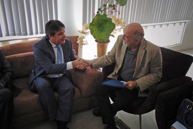 O governador Simão Jatene (foto) vai receber, no dia 2 de abril, a Medalha Alacid Nunes, na ordem de comendador. O mérito será entregue pelos conselheiros do Tribunal de Contas dos Municípios na festa que comemora os 35 anos do TCM/PA. Nesta quarta-feira, 14, o presidente do TCM, Daniel Lavareda, entregou ao governador o convite para a solenidade, ao mesmo tempo em que anunciou a escolha do nome de Simão Jatene para receber a premiação. “O governador Simão Jatene, durante todo o tempo em que esteve à frente do Governo do Estado, contribuiu de maneira decisiva para o crescimento do Tribunal e isso mais do que justifica a entrega dessa comenda”, disse Daniel Lavareda.
FOTO: ANTÔNIO SILVA / AG. PARÁ
DATA: 14.03.2018
BELÉM - PARÁ <div class='credito_fotos'>Foto: Antônio Silva/Ag. Pará | <a href='/midias/2018/originais/942ab3bb-8254-4e23-b3b0-3f977e19f1d7.jpg' download><i class='fa-solid fa-download'></i> Download</a></div>