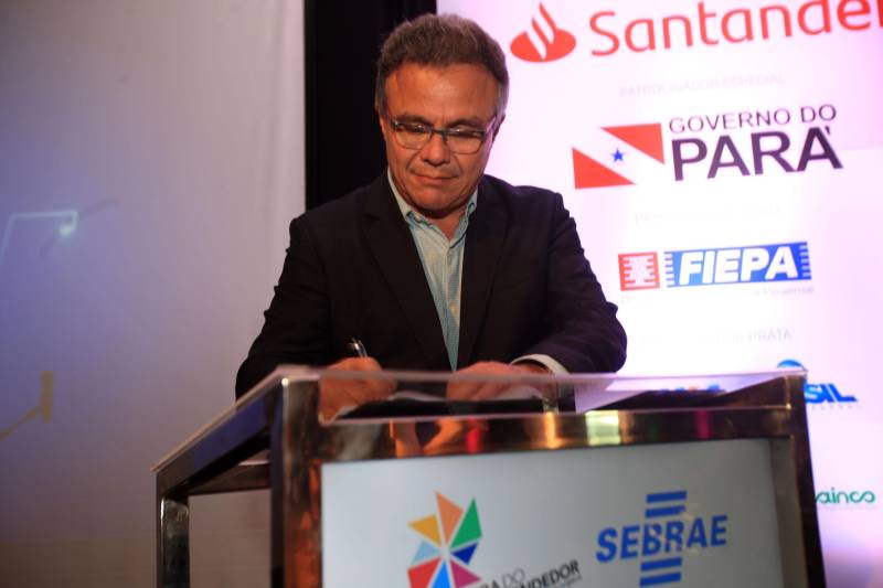 Micro e pequenas empresas constituem 96% dos empreendimentos no estado do Pará e respondem por 51% dos empregos no Estado. A importância econômica deste setor é o grande motor da 9ª Feira do Empreendedor, que teve sua abertura no início da noite desta quarta-feira, 16, no Hangar Convenções e Feiras da Amazônia. Para o prefeito Zenaldo Coutinho (foto), a assinatura do acordo com o Ministério do Meio Ambiente e o Sebrae é muito representativa, já que Belém possui uma grande biodiversidade, 39 ilhas, áreas florestais e atividade econômica preponderante a de serviços alavancada pelas micro e pequenas empresas
FOTO: RODOLFO OLIVEIRA / AG. PARÁ
DATA: 16.05.2018
BELÉM - PARÁ <div class='credito_fotos'>Foto: Rodolfo Oliveira/Ag. Pará | <a href='/midias/2018/originais/9435d6e6-072f-4fb8-9829-8105ecc27bdb.jpg' download><i class='fa-solid fa-download'></i> Download</a></div>