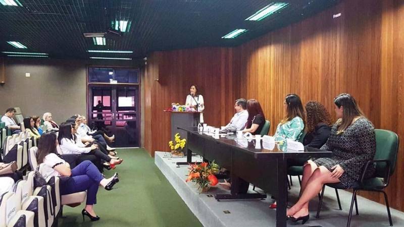 A solenidade de formatura da 1ª Turma de Residência Multiprofissional em Hematologia e Hemoterapia da Fundação Centro de Hemoterapia e Hematologia do Pará (Hemopa) ocorreu nesta quarta-feira (28), no auditório da sede da instituição, em Belém. Segundo a presidente da Fundação Hemopa, Ana Suely Leite Saraiva, “a residência surgiu da necessidade que sentimos em capacitar e qualificar cada vez mais profissionais na nossa área de atuação. A qualidade técnica e científica faz toda a diferença na segurança transfusional, e também no atendimento e na vida de nossos pacientes”.
FOTO: ASCOM / HEMOPA
DATA: 28.02.2018
BELÉM - PARÁ <div class='credito_fotos'>Foto: Ascom Hemopa | <a href='/midias/2018/originais/9442f7a7-60cb-46be-9613-84ebf8d2fd49.jpg' download><i class='fa-solid fa-download'></i> Download</a></div>