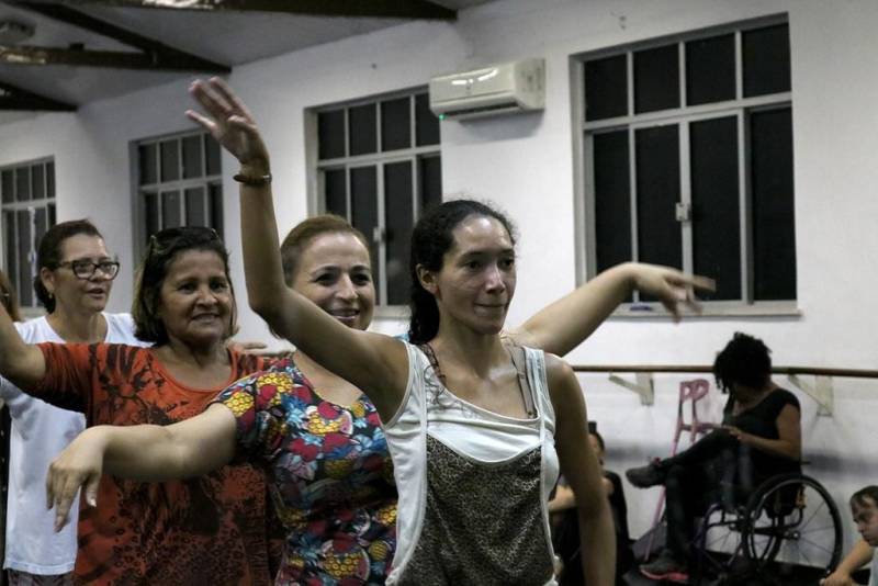 Sintonia, entusiasmo e uma energia contagiante, é assim o ensaio dos mais de 60 alunos do Projeto “Do Nosso Jeito” da Fundação Cultural do Pará. A sala de Dança na Casa da Artes fica repleta de risos, dança e brilho nos olhos dos alunos, instrutores e pais das crianças, jovens e adultos do projeto.
FOTO: ASCOM FCP
DATA: 16.11.2018
BELÉM - PARÁ <div class='credito_fotos'>Foto: ASCOM FCP | <a href='/midias/2018/originais/94465655-e37e-4249-9049-a9ce28e98b36.jpg' download><i class='fa-solid fa-download'></i> Download</a></div>
