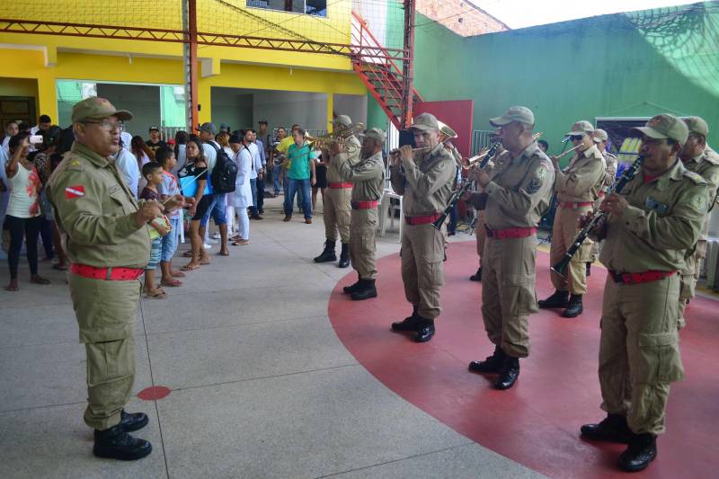 Operações policiais, cumprimento de medidas e rondas táticas são algumas das ações dos órgãos de Segurança Pública facilmente percebidas pela população. Mas, além das ações de repressão, a Secretaria de Estado de Segurança Pública e Defesa Social (Segup) atua com medidas de prevenção a criminalidade, a violência e ao uso de drogas. Nesta sexta-feira, 6, moradores do Benguí, em Belém, participaram da ação ‘Prevenção é Segurança’ realizada no espaço Tia Anísia, no próprio bairro. A ação busca aproximar a população dos órgãos de segurança, mostrar que existem trabalhos de prevenção e repressão, além de oferecer serviços, como a emissão de 300 carteiras de identidade, emissão de carteira do SUS, testes rápidos, vacinação, apresentações das bandas da Polícia Militar e Corpo de Bombeiros, ações culturais, entre outros.
FOTO: ELIELSON MODESTO / ASCOM SEGUP
DATA: 06.04.2018
BELÉM - PARÁ <div class='credito_fotos'>Foto: Elielson Modesto / Ascom Segup | <a href='/midias/2018/originais/944d762c-8cd5-463e-af54-0b33521fbacb.jpg' download><i class='fa-solid fa-download'></i> Download</a></div>