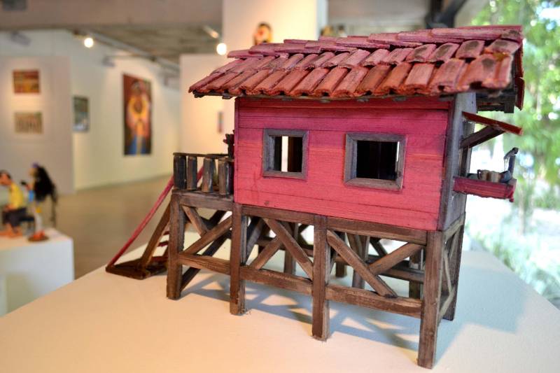 Você já imaginou brinquedos feitos a partir de papelão? Esculturas de casa em miriti? Brinquedos produzidos a partir de material reciclável?  Todas essas peças artísticas você pode encontrar ao visitar a exposição do Acervo das Oficinas Curro Velho, montada na Galeria Benedito Nunes, na sede da Fundação Cultural do Pará (FCP). A mostra segue aberta para visitação até o dia 14 de dezembro.

FOTO: LUCAS MOTA/ASCOM FCP
DATA: 23.11.2018
BELÉM-PARÁ <div class='credito_fotos'>Foto: LUCAS MOTA / ASCOM FCP   |   <a href='/midias/2018/originais/944eb387-5015-4831-9700-a1c1e441252a.jpg' download><i class='fa-solid fa-download'></i> Download</a></div>