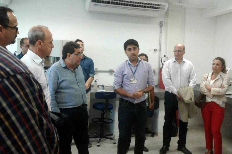 O Grupo de Trabalho da Pecuária Intensiva, criado no âmbito do Programa Pará 2030, da Secretaria de Estado de Desenvolvimento Econômico, Mineração e Energia (Sedeme), para aproximar todos os agentes do setor e encaminhar demandas, fazer sugestões e solucionar gargalos tecnológicos, fundiários e mercadológicos, reuniu-se nesta quinta-feira, 8, em visita ao Parque de Ciência e Tecnologia Guamá (PCT Guamá), para conhecer inovações que atendam suas demandas específicas.
FOTO: ASCOM SEDEME
DATA: 08.03.2018
BELÉM - PARÁ <div class='credito_fotos'>Foto: Ascom Sedeme | <a href='/midias/2018/originais/94560b3c-6885-4e63-9110-3624a72fc639.jpg' download><i class='fa-solid fa-download'></i> Download</a></div>
