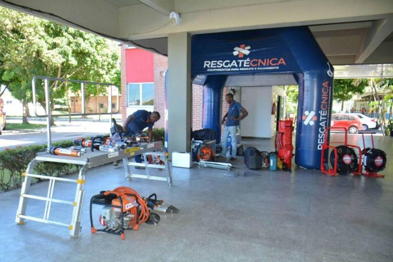 O Corpo de Bombeiros Militar do Pará deu início nesta manhã, 07, o “I Seminário de Salvamento Veicular do CBMPA” e a “VII Reunião da Comissão Nacional de Salvamento Veicular (CONASV)” (foto). Os dois eventos ocorrem simultaneamente com objetivo de reunir bombeiros militares de demais Estados para debater táticas e técnicas de salvamento veicular e a utilização da roupa de proteção. O primeiro momento ocorreu na manhã de hoje no Salão Nobre do quartel do Comando Geral com o palestrante Capitão Fábio Contreiras do Corpo de Bombeiros do Rio de Janeiro que ministrou sobre o CONASV e contextualização do salvamento veicular com aplicação de táticas e técnicas, e sobre os paradigmas do uso da roupa de proteção individual em atividades de salvamento veicular. Visando oferecer um auxílio de alto nível técnico que possa garantir o melhor prognóstico e maior segurança para as vítimas envolvidas em acidentes, o Corpo de Bombeiros Militar do Pará traz profissionais da Comissão Nacional de salvamento Veicular (CONASV) para debater sobre o assunto e realiza um trabalho de integração das corporações de bombeiros do país.
FOTO: ASCOM / CBMPA
DATA: 07.06.2018
BELÉM - PARÁ <div class='credito_fotos'>Foto: Ascom CBMPA | <a href='/midias/2018/originais/945a33ef-ab86-485f-8f38-54d2f0de446c.jpg' download><i class='fa-solid fa-download'></i> Download</a></div>