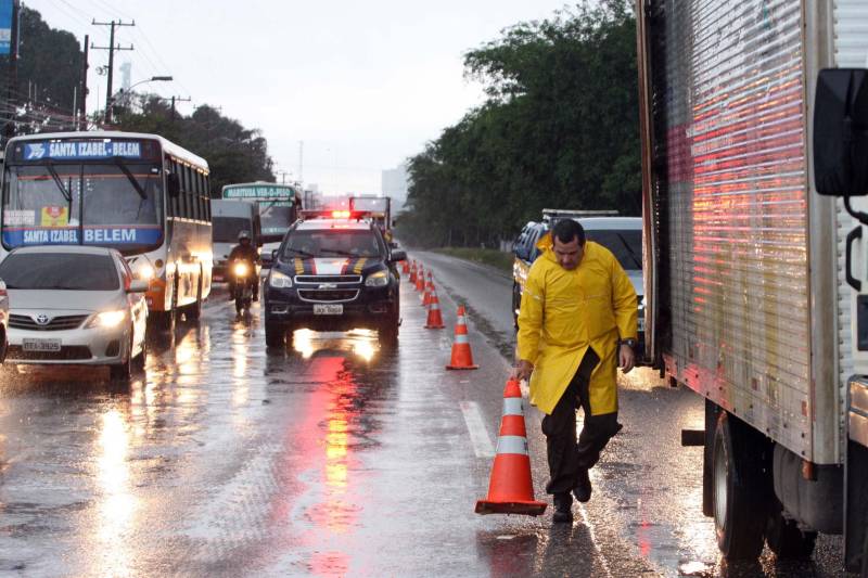 Foi bem sucedida a medida inédita de inversão no trânsito no trecho compreendido entre os quilômetros 13 e 6 da rodovia BR-316, entre os municípios de Marituba e Ananindeua. A ação foi programada para o período de 16h às 22h da terça-feira (13), com o propósito de garantir maior fluidez ao trânsito de veículos que retornavam do feriado de Carnaval. Na foto, o secretário adjunto de Gestão Operacional da Segup, coronel PM André Cunha.
FOTO: SIDNEY OLIVEIRA / AG. PARÁ
DATA: 13.02.2017
ANANINDEUA - PARÁ <div class='credito_fotos'>Foto: Sidney Oliveira/Ag. Pará | <a href='/midias/2018/originais/945ea311-1182-4a49-ab06-313792e273ed.jpg' download><i class='fa-solid fa-download'></i> Download</a></div>