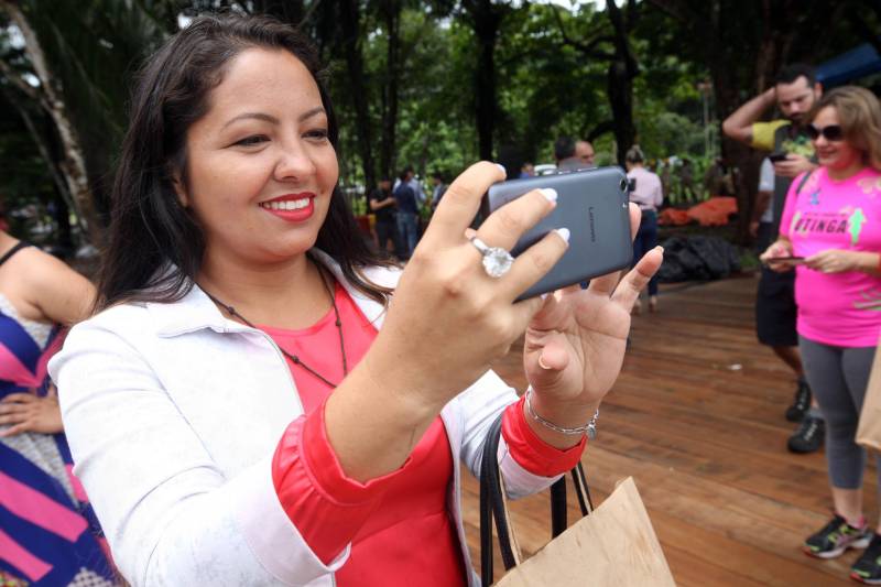 Jornalistas, influenciadores digitais e membros da sociedade civil organizada participaram, nesta quinta-feira (15), da visita guiada ao Parque Estadual do Utinga (Peut) que será inaugurado na sexta-feira (16), às 16h30. Os convidados foram recebidos pelo secretário estadual de Cultura, o arquiteto Paulo Chaves; pelo presidente do Ideflor-bio, Thiago Novaes; pelo gerente do Peut, Julio Meyer; pelo secretário de comunicação, Daniel Nardin e pelo representante da diretoria da Unidade de Conservação do Parque, Wendel Andrade. O evento começou às 9h com a apresentação das melhorias feitas no espaço durante as obras, dos serviços que funcionarão no local e de algumas normas de utilização desse novo equipamento. Na foto, a líder comunitária Gleicilene Araújo.
FOTO: SIDNEY OLIVEIRA / AG. PARÁ
DATA: 15.03.2018
BELÉM - PARÁ <div class='credito_fotos'>Foto: Sidney Oliveira/Ag. Pará | <a href='/midias/2018/originais/945f0642-9153-4847-bd12-bf07ca0b8a40.jpg' download><i class='fa-solid fa-download'></i> Download</a></div>