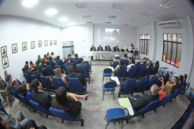 O procurador-geral do Estado, Ophir Cavalcante Junior, deu posse, na tarde da última segunda-feira (26), a seis novos procuradores do Estado, aprovados no 20º concurso público da Procuradoria Geral do Estado (PGE). O evento ocorreu no auditório do prédio-sede da instituição, em Batista Campos, Belém. Foram empossados Idemar Cordeiro Peracchi, Edson dos Santos Matoso, Ducival Carvalho Pereira Júnior, Giulliane Pinheiro Corrêa de Lima, Jobson de Oliveira Pereira e Arthur Marcel Batista Gomes. A cerimônia teve a presença do procurador-geral adjunto, Henrique Nobre Reis, do corregedor-geral da PGE, Paulo de Tarso Dias Klautau Filho, do presidente da Associação dos Procuradores do Estado, Ary Lima Cavalcanti, e de diversos procuradores do Estado, familiares e amigos dos empossados.
FOTO: THIAGO GOMES / AG. PARÁ
DATA: 27.03.2018
BELÉM - PARÁ <div class='credito_fotos'>Foto: Thiago Gomes /Ag. Pará | <a href='/midias/2018/originais/946536ab-6392-4fb3-8a89-a01d73d2be5f.jpg' download><i class='fa-solid fa-download'></i> Download</a></div>