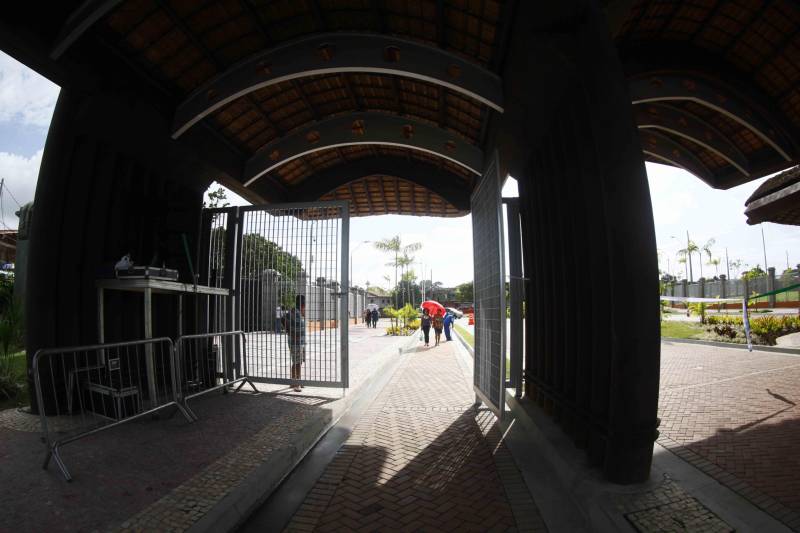 O Parque Estadual do Utinga (PEUt) o mais importante espaço de preservação e estudo da biodiversidade dentro da Região Metropolitana de Belém será reaberto à população a partir desta sexta,16, a partir das 16h30, com apresentações artísticas, com o Boi Veludinho, crianças do Pro Paz e a premiada Orquestra Sinfônica do Theatro da Paz. A apresentação será em um espaço ao ar livre e não será necessária a retirada de ingressos, por esse motivo, a recomendação é que o público chegue cedo, porque a entrada será fechada quando o espaço estiver lotado.
FOTO: THIAGO GOMES / AG PARÁ
DATA: 16.03.2018
BELÉM - PARÁ <div class='credito_fotos'>Foto: Thiago Gomes /Ag. Pará | <a href='/midias/2018/originais/94679cf3-70c8-4f4b-baa0-be35b017bcd7.jpg' download><i class='fa-solid fa-download'></i> Download</a></div>