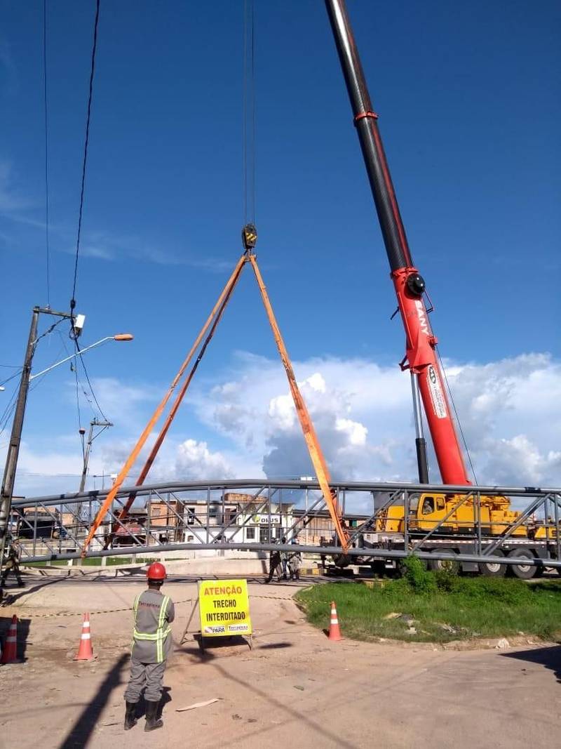 O acesso às margens do canal do Tucunduba, em Belém, ficará mais seguro para os moradores da área beneficiada pelo projeto de macrodrenagem que a Secretaria de Estado de Desenvolvimento Urbano e Obras Públicas (Sedop) executa na bacia do canal, para interligar os bairros da Terra Firme, Guamá, Canudos e Marco. Entre as etapas da obra ainda em curso, a empresa responsável iniciou na segunda-feira (4) a instalação de uma das passarelas (foto) previstas no projeto, na Passagem Napoleão Laureano, no trecho 01 – com 800 metros de extensão, desde a Rua São Domingos, na Terra Firme, até a Rua dos Mundurucus, no Guamá. A passarela, exclusiva para a travessia de pedestres, tem estrutura metálica e 31 metros, permitindo a passagem sobre o canal com segurança.

FOTO: ASCOM / SEDOP
DATA: 05.06.2018
BELÉM - PARÁ <div class='credito_fotos'>Foto: Ascom Sedop   |   <a href='/midias/2018/originais/946a9022-7778-446b-a2c0-2e06e9079b88.jpg' download><i class='fa-solid fa-download'></i> Download</a></div>