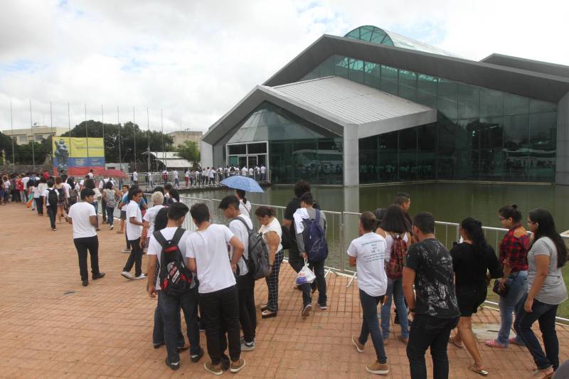Quarto dia da  XXII Feira Pan-Amazônica do Livro, no Hangar Centro de Convenções da Amazônia, em Belém. 

 FOTO: CRISTINO MARTINS / AG. PARÁ 
DATA: 03.06.2018 
BELÉM - PARÁ <div class='credito_fotos'>Foto: Cristino Martins/Ag. Pará   |   <a href='/midias/2018/originais/946e02f8-3c07-4316-a747-f5f8daeb790f.jpg' download><i class='fa-solid fa-download'></i> Download</a></div>